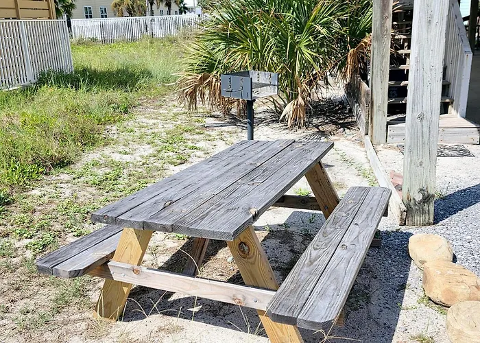 Country house Pirates Hideaway Dog Friendly 3br 1 Block To