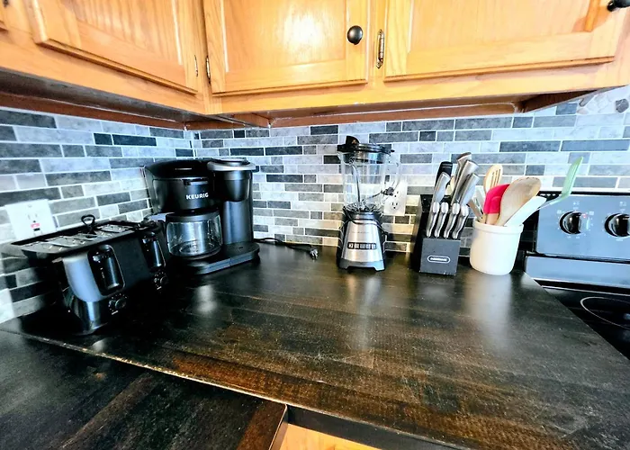 Country house Pirates Hideaway Dog Friendly 3br 1 Block To