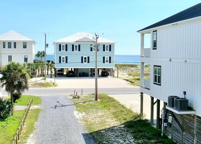 Country house Pirates Hideaway Dog Friendly 3br 1 Block To